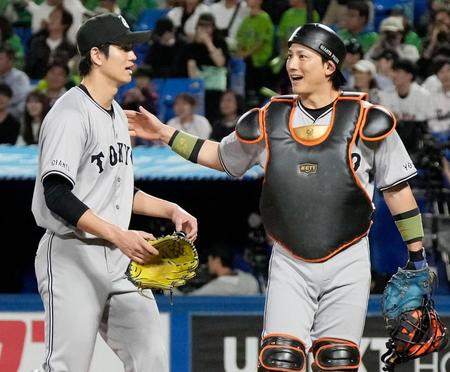 　３回、満塁のピンチを切り抜け、ベンチに戻る高橋礼（左）と小林
