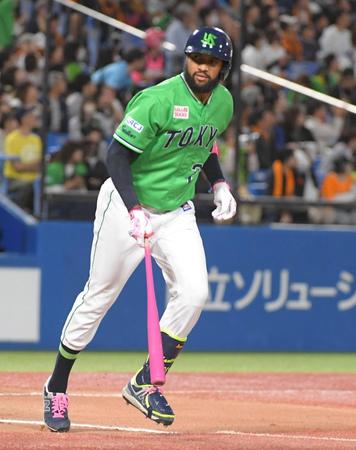 　６回、サンタナは左越えに５号同点ソロを放つ（撮影・佐藤厚）