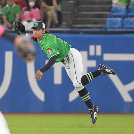 　８回、岸田の中前打を捕球し二走・吉川を本塁タッチアウトにする岩田（撮影・佐藤厚）