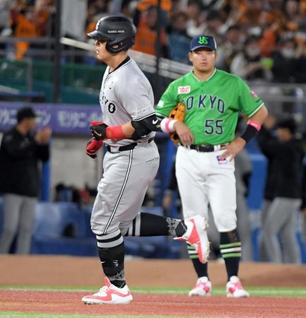 　６回、岡本和は左越えに２試合連続の８号ソロを放ち、村上（右）に並ぶ（撮影・佐藤厚）