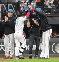 　９回、サヨナラ打を放った水野（中央）を迎える新庄監督（右）＝撮影・中島達哉