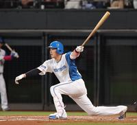 　９回、同点適時打を放つ代打・伏見（撮影・中島達哉）