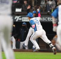 　９回、サヨナラ打に喜ぶ水野（撮影・中島達哉）