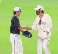 　本日誕生日の伏見（左）に声を掛け、握手を交わす新庄監督（撮影・中島達哉）