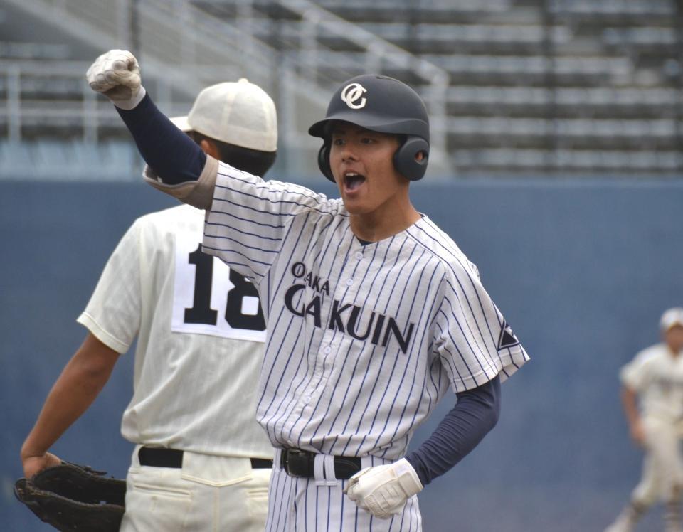 　同点の右前適時打を放ってガッツポーズする大院大高・今坂