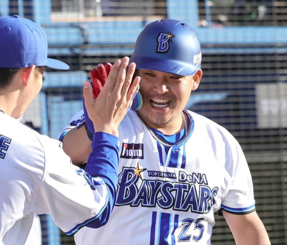 　８回、勝ち越しソロを放ち笑顔でナインに迎えられる筒香