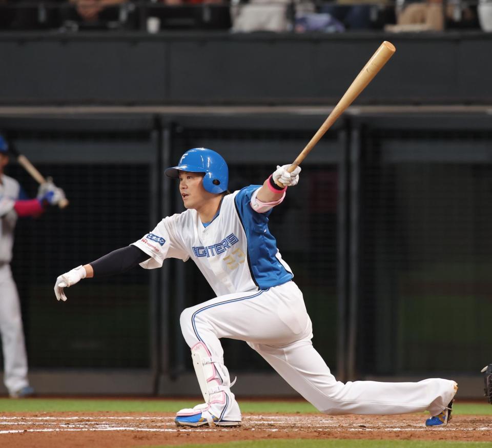 　９回、同点適時打を放つ代打・伏見（撮影・中島達哉）