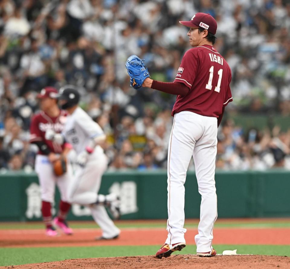 　４回、長谷川の左越え３ランを浴びた岸（撮影・園田高夫）