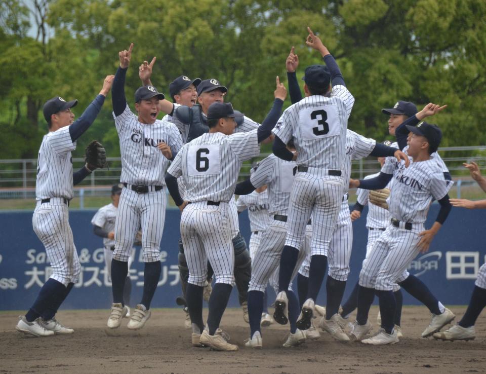 　歓喜の輪を作って雄たけびを上げる大院大高ナイン（背番号６が主将・今坂）