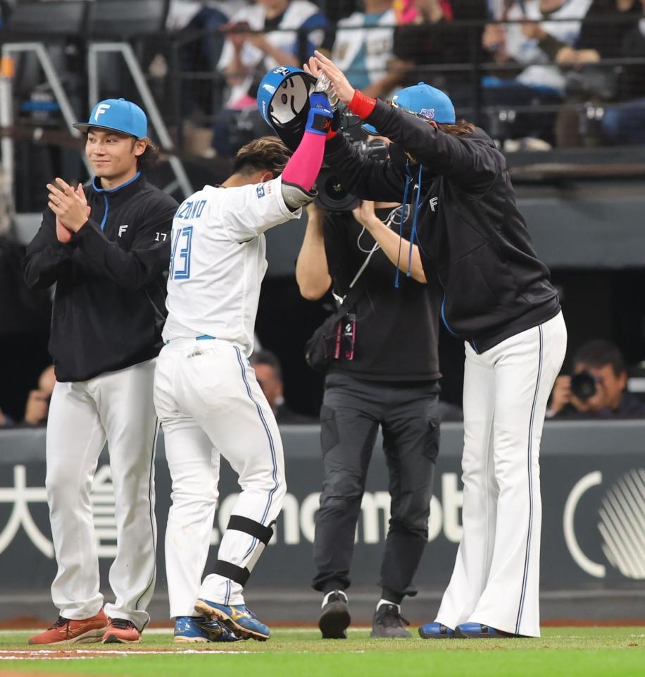 　９回、サヨナラ打を放った水野（中央）を迎える新庄監督（右）＝撮影・中島達哉