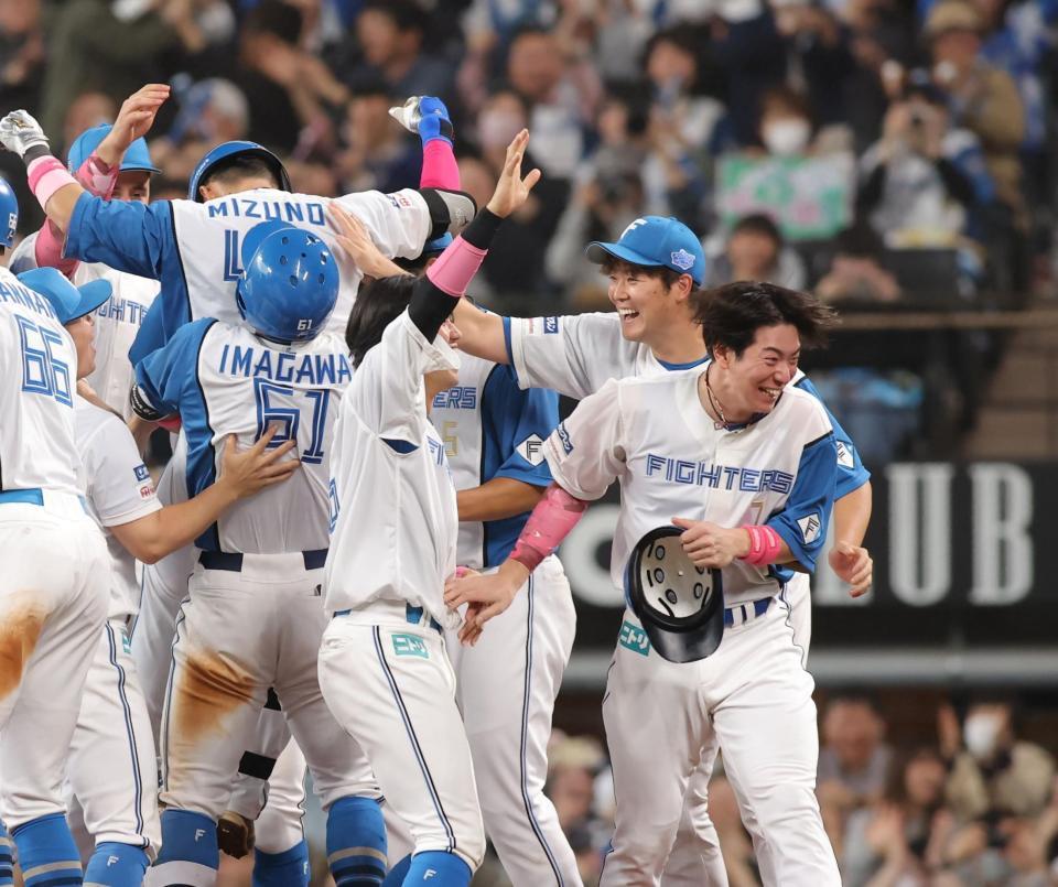 　サヨナラ打を放った水野（左上）に駆け寄る斎藤友（右奥）＝撮影・中島達哉