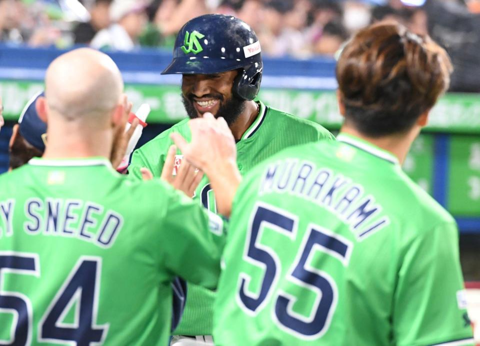 　６回、サンタナは左越えに５号同点ソロを放ち、笑顔を見せる（撮影・佐藤厚）