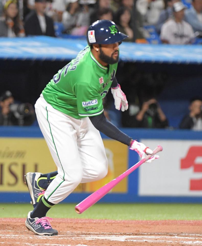 　７回、サンタナは右前に勝ち越し適時打を放つ（撮影・佐藤厚）