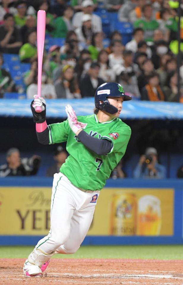　８回、長岡は右前適時打を放つ（撮影・佐藤厚）