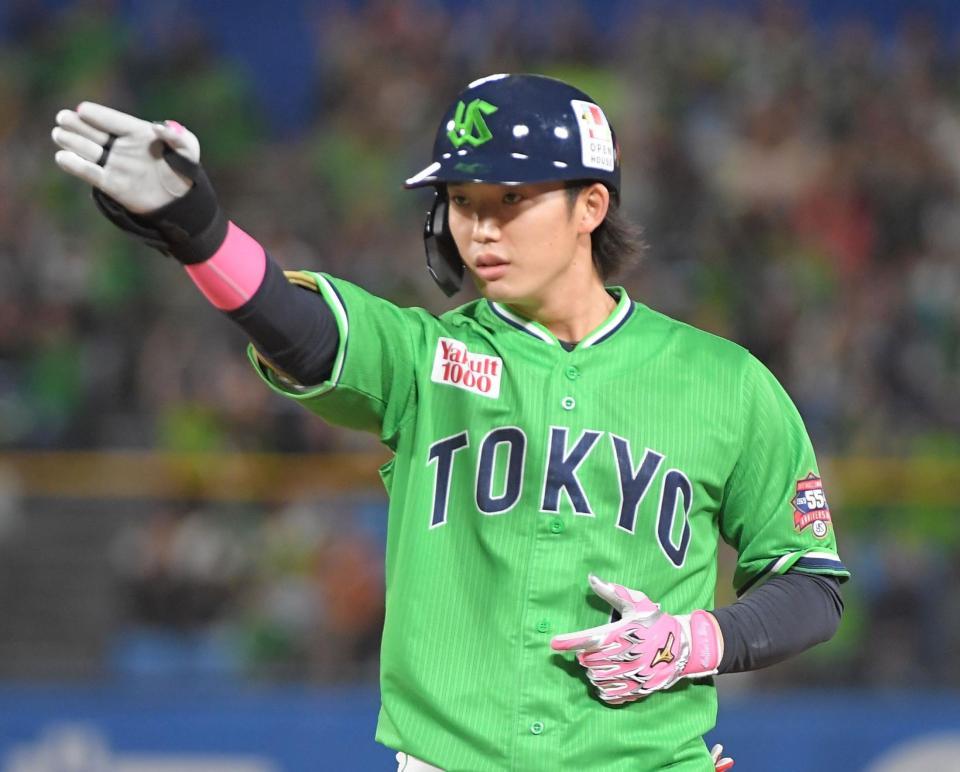 　８回、長岡は右前適時打を放つ（撮影・佐藤厚）