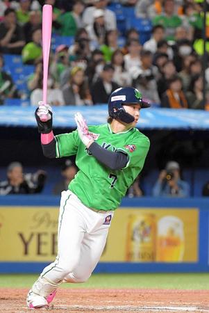 　８回、７打数連続安打となる適時打を放つ長岡（撮影・佐藤厚）