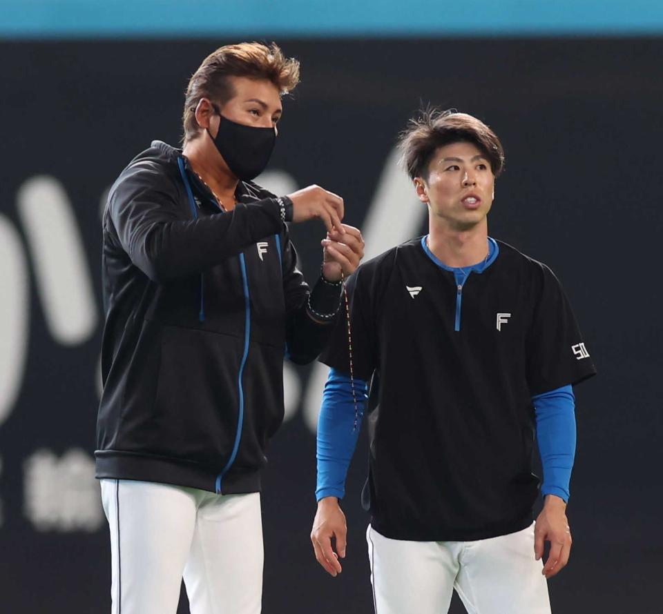 　新庄監督と五十幡＝２４年３月