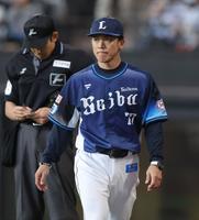 　８回、選手交代を告げる松井監督（撮影・中島達哉）