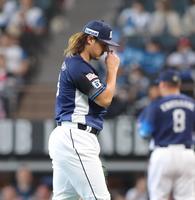 　３回、２点を失い、うつむく高橋（撮影・中島達哉）