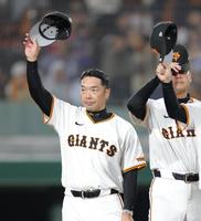 　ＤｅＮＡに勝利し、ベンチに帽子を振る阿部監督（撮影・西岡正）