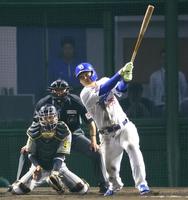 　８回、右前に勝ち越し２点適時打を放つ石川昂（撮影・山口登）