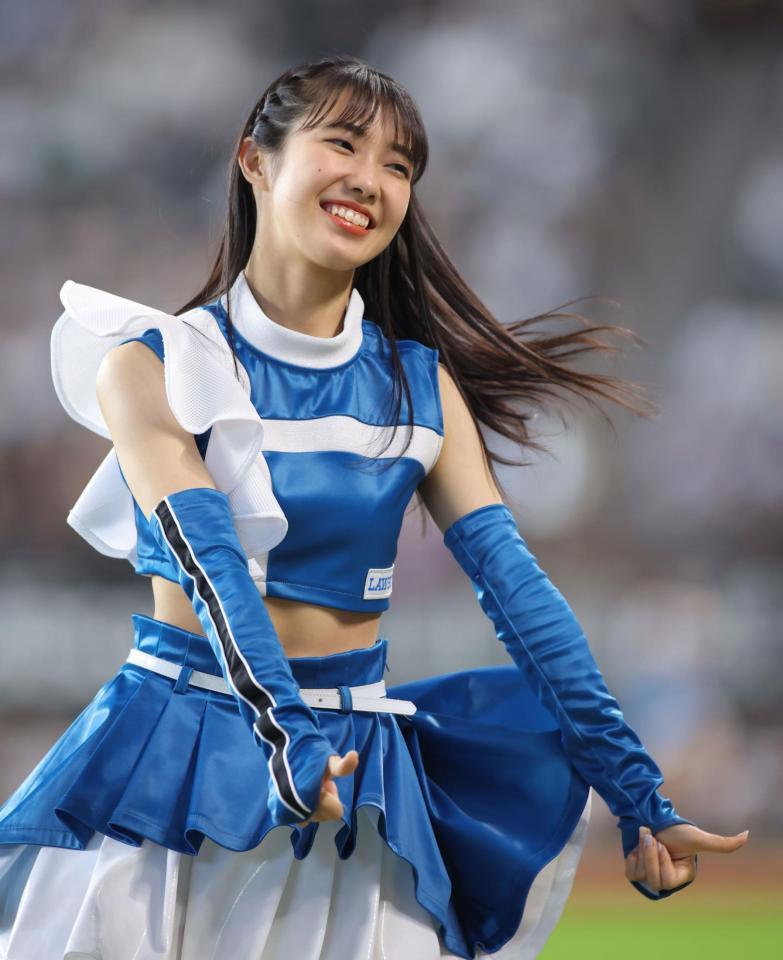 　新ダンスを披露するファイターズガールの西崎光さん（撮影・中島達哉）