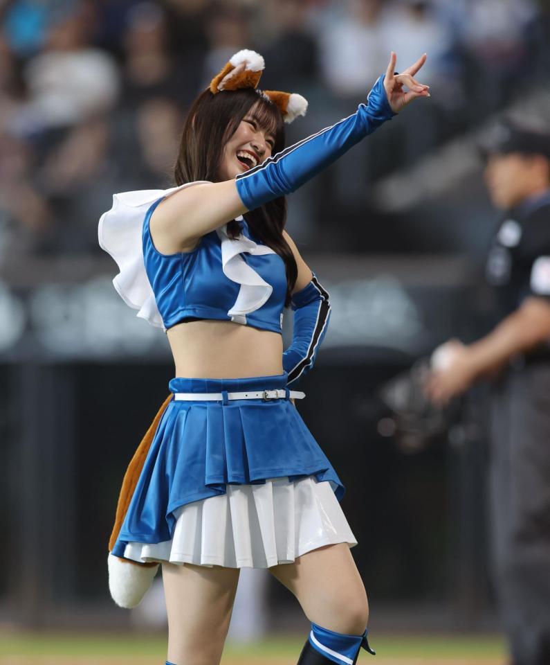 　きつねダンスを踊るファイターズガールの工藤心優さん（撮影・中島達哉）