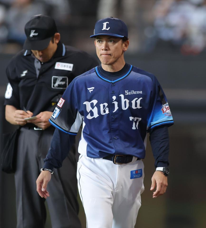 　８回、選手交代を告げる松井監督（撮影・中島達哉）