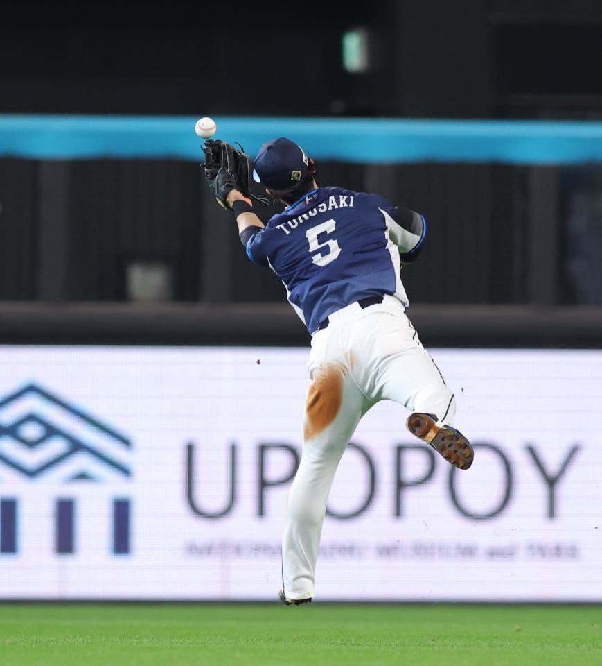 　２回、二塁手・外崎は伏見の打球にグラブを出すも届かず（撮影・中島達哉）