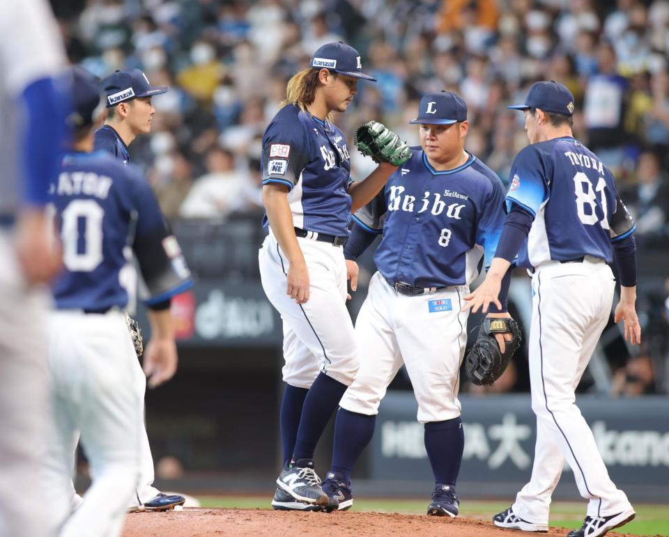 　３回、マウンドに集まる高橋（中央）ら西武ナイン（撮影・中島達哉）