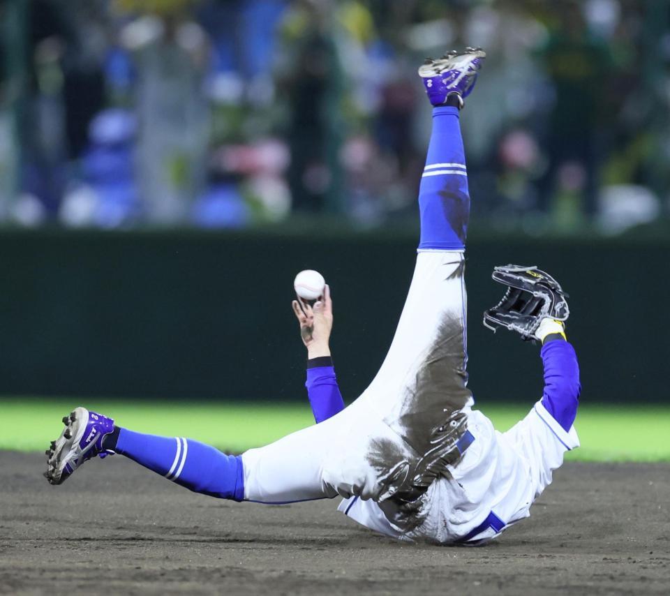 　５回、中野の打球を好捕し素早く二塁へ送球する二塁手・田中（撮影・立川洋一郎）