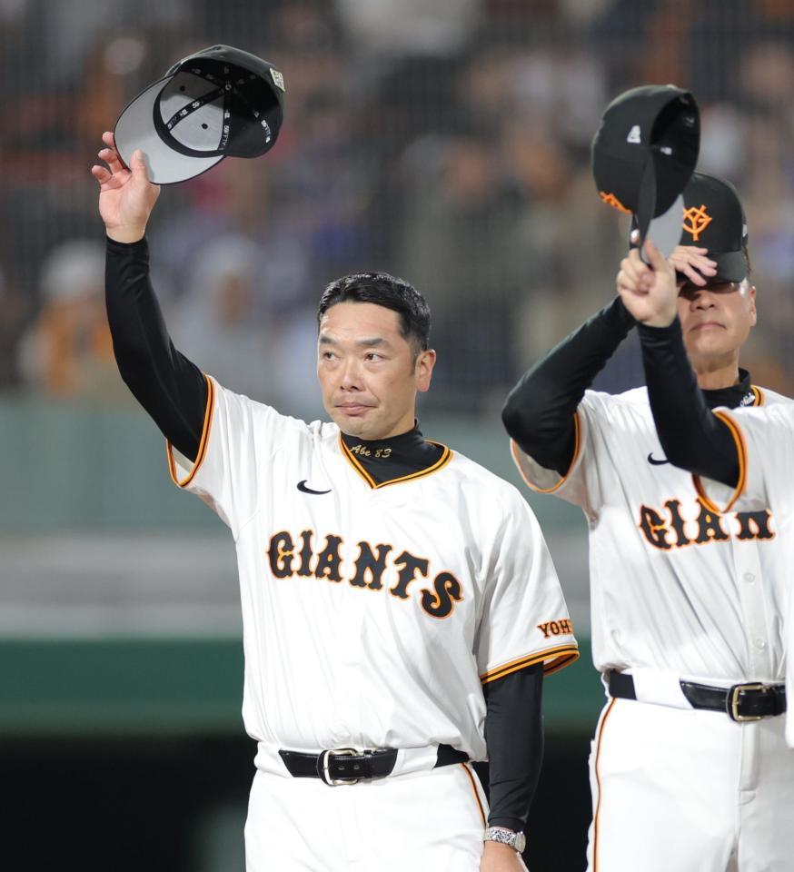 　ＤｅＮＡに勝利し、ベンチに帽子を振る阿部監督（撮影・西岡正）