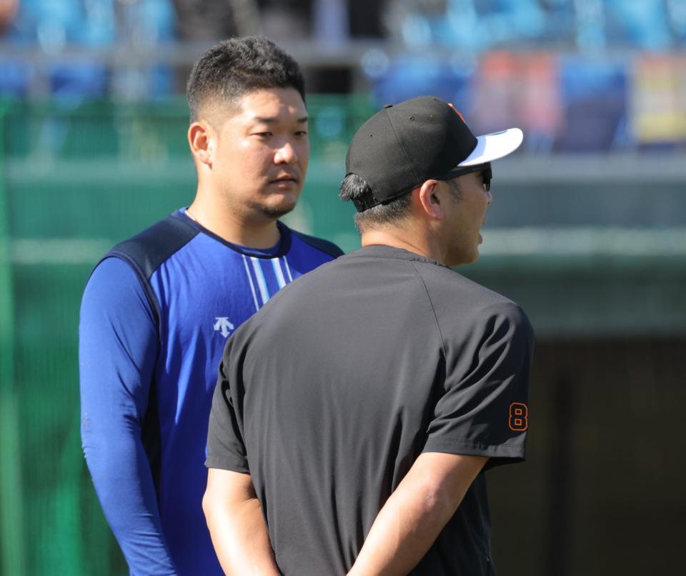 　阿部監督（右）と話す筒香（撮影・西岡正）