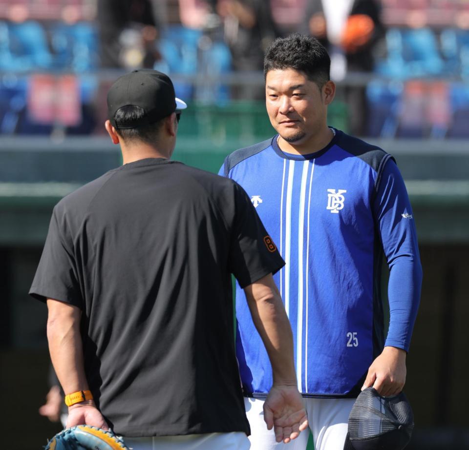 　阿部監督（左）にあいさつする筒香（撮影・西岡正）