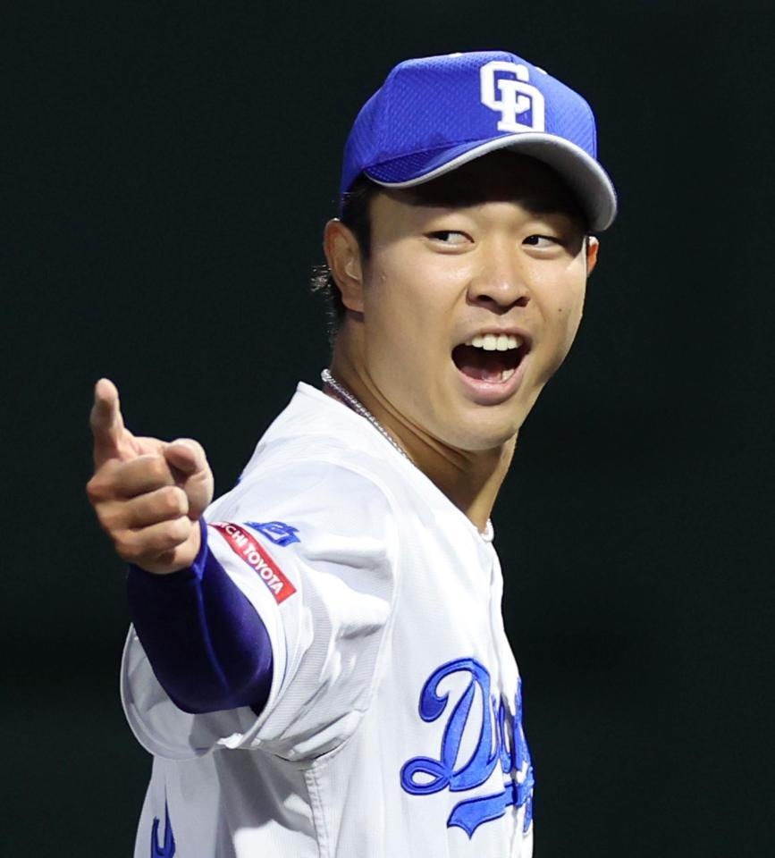 　４回、坂本の打球を好捕した石川昂を見ながら指をさす高橋宏（撮影・田中太一）