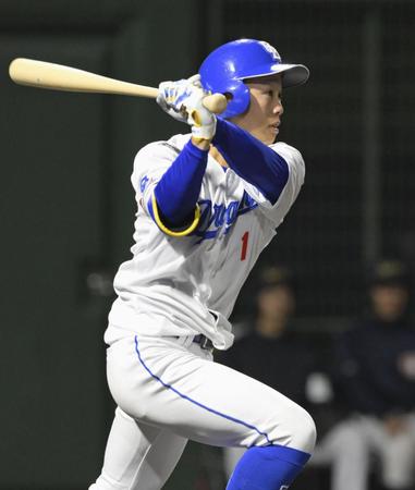 　８回中日無死、岡林が右越えに二塁打を放つ