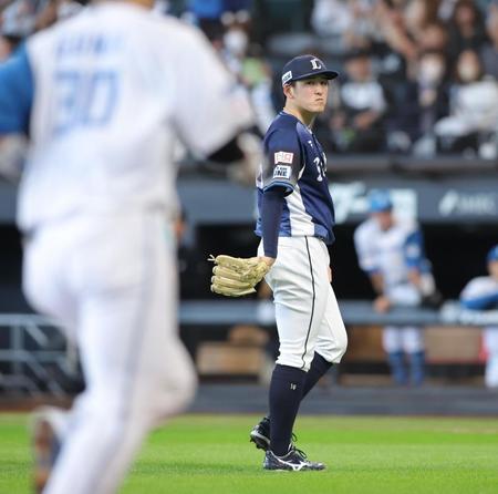 　３回、郡司（左）に２ランを浴びる隅田（撮影・中島達哉）