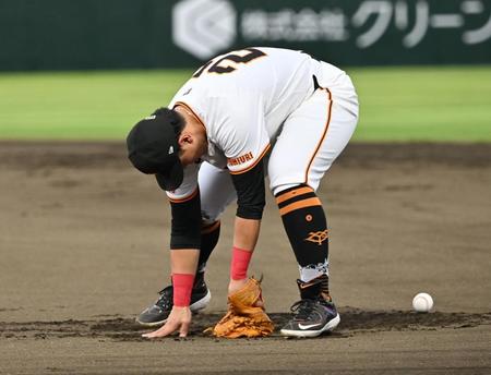 　２回、佐野の一ゴロをトンネルしかける岡本和