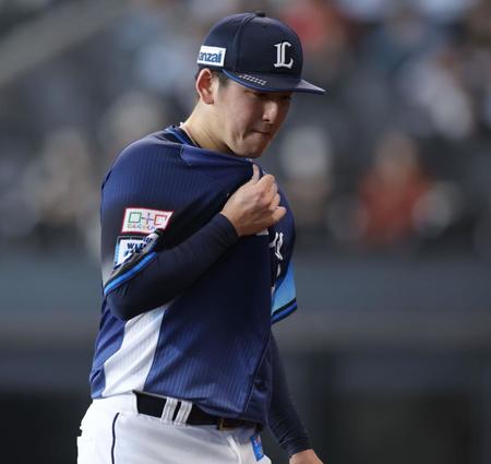 　４回途中で降板し、視線を落としながらベンチに戻る隅田（撮影・中島達哉）