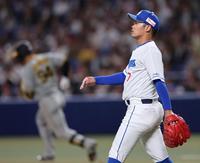 　６回、原口（奥）に３ランを浴びる根尾（撮影・田中太一）