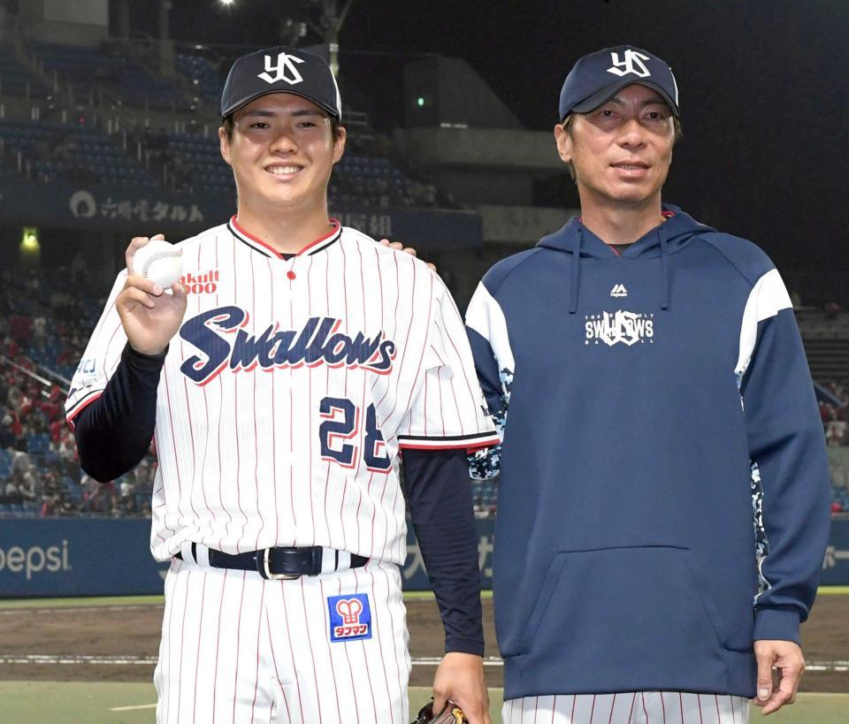 　プロ初勝利を高津監督（右）に祝福される松本健