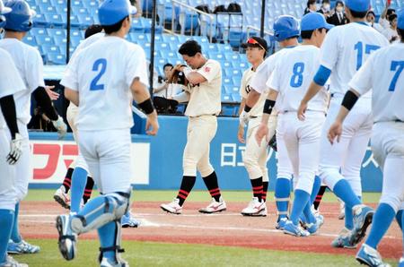 　青学大に勝利し、うれし泣きする日大・谷端