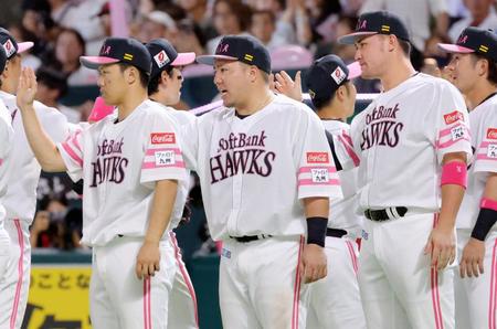 　西武に勝利し、ナインを迎える山川（前列左から２人目）