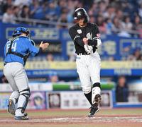 　３回、三振に倒れた中村奨。捕手・田宮（撮影・開出牧）