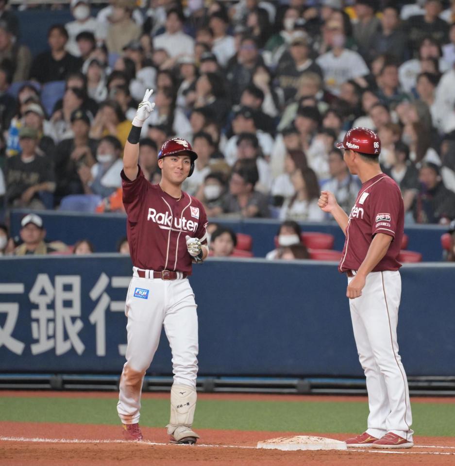 　９回、村林が左前に勝ち越しとなる決勝打を放ち、一塁ベースでガッツポーズ（撮影・金居みつよし）