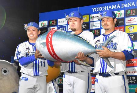 　マグロをプレゼントされ笑顔を見せる（左から）東、伊勢、宮崎（撮影・持木克友）