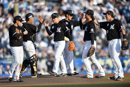 　日本ハムに逆転勝ちしタッチを交わすロッテナイン（撮影・開出牧）