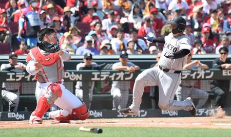 　２回、岸田は赤星の投手への犠打野選で本塁へ滑り込む（撮影・市尻達拡）