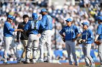 　６回、連続タイムリーで逆転され降板したロドリゲス（中央）＝撮影・開出牧