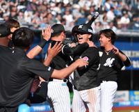 　６回、荻野の左前適時打で勝ち越しのホームに滑り込みナインと大喜びする小川（手前右）＝撮影・開出牧